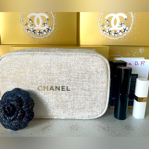 Authentic Chanel Holiday 2023 Easy Come Easy Glow Make up set New with box - Picture 1 of 4